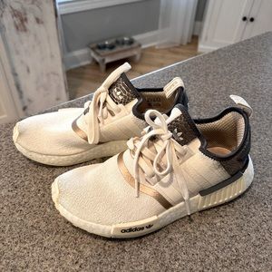 ADIDAS ORIGINALS NMD R1 RUNNER SHOE WOMENS WONDER WHITE/ GREY (Beige)  AUTHENTIC